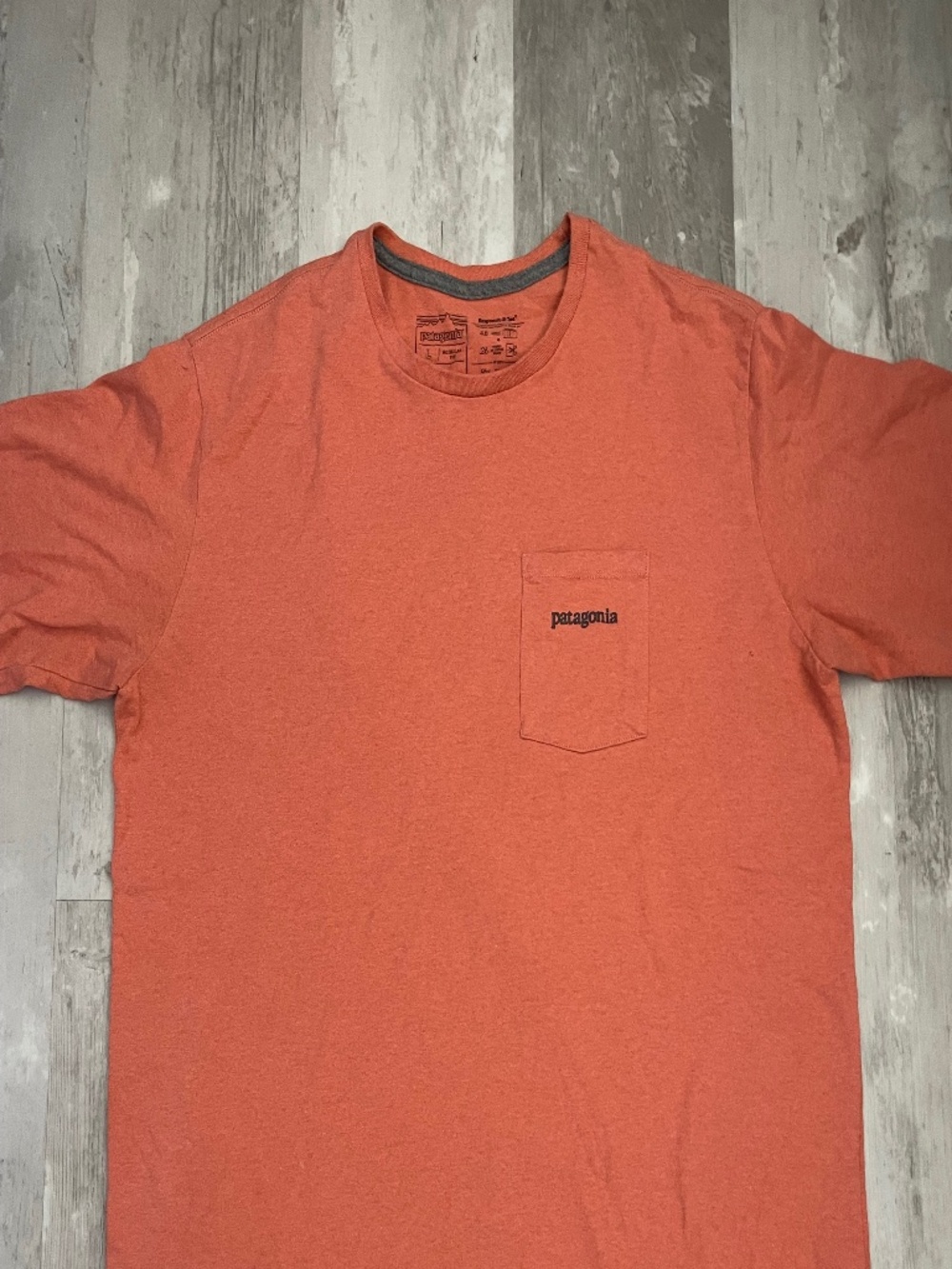 Patagonia Tee pocket t-shirt in a Salmon Color Size L